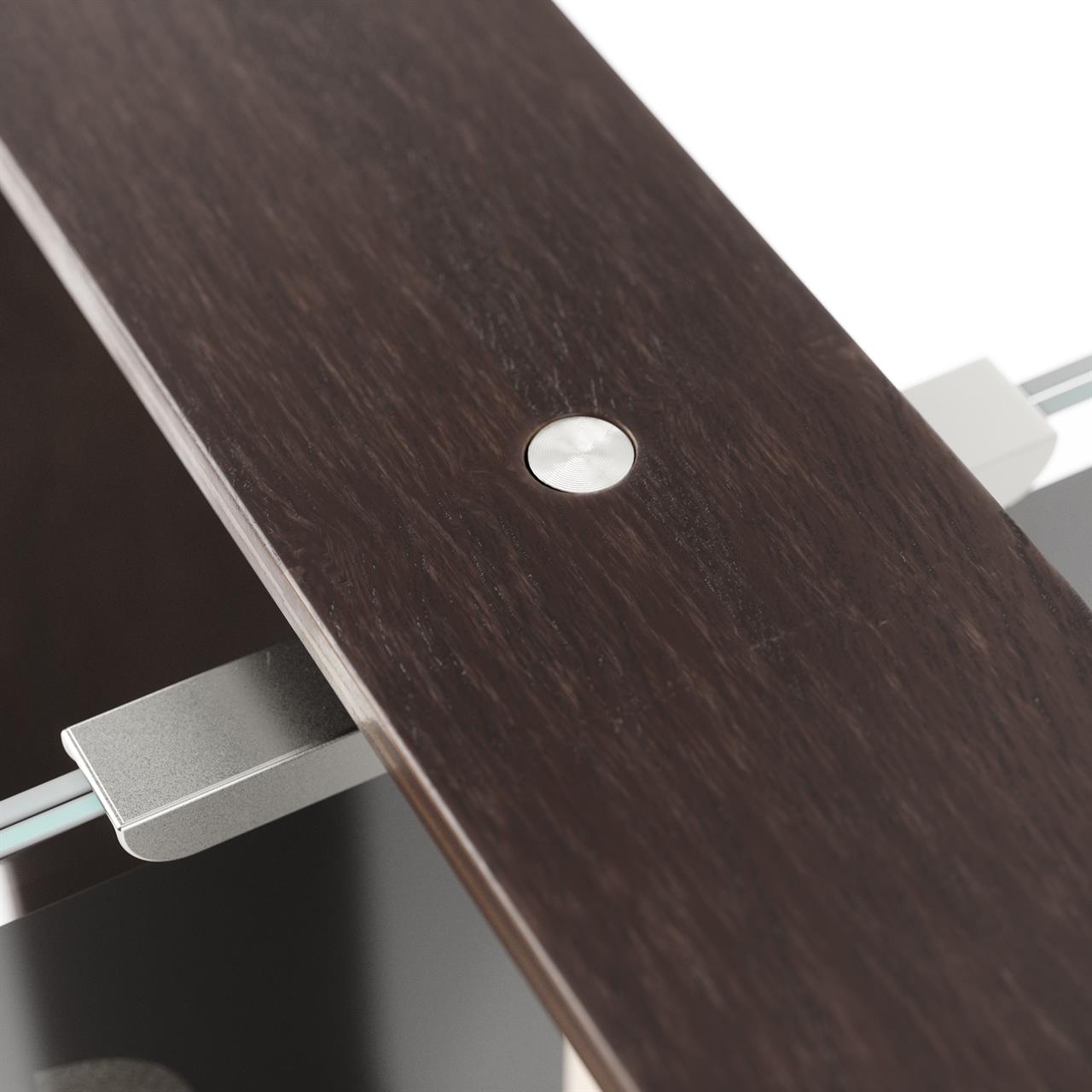 Das Bild zeigt einen Teil des BELLWOOD SCHREIBTISCHGESTELLS 20x25 in gealtertem Nussbaum. Die Oberfläche ist dunkel und hat ein sichtbares Metall-Detail in der Mitte.