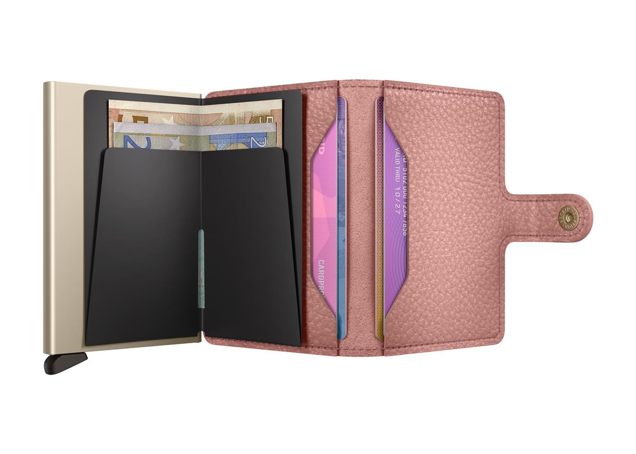 Das Bild zeigt das geöffnete Miniwallet Pebble Rose, ein kompaktes Portemonnaie in Rosa. Es enthält Geldscheine und mehrere Kartenfächer für Kreditkarten.