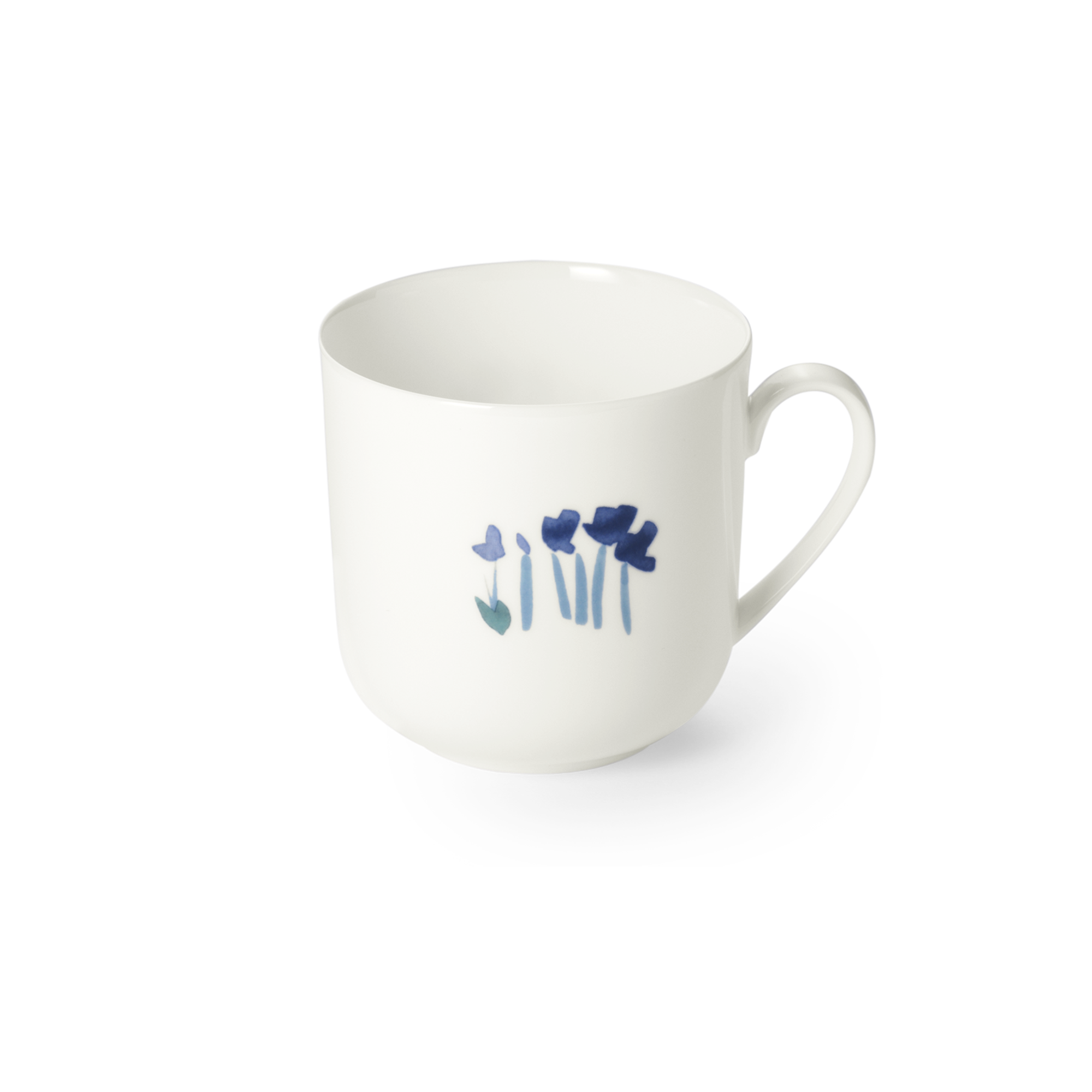 Dies ist ein Becher mit Henkel mit einem Fassungsvermögen von 0,32 Litern aus der Serie Impression Blume Blau Fine Bone China. Der Becher zeigt ein blaues Blumenmotiv und ist ideal für den Genuss von Heißgetränken.