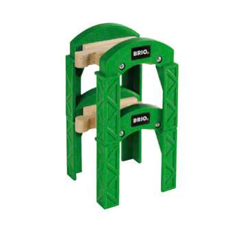 Auf dem Bild ist das BRIO® Stapelbares Brückensystem 33253 zu sehen. Es besteht aus zwei grünen, übereinander gestapelten Brückenteilen aus Holz und Kunststoff.