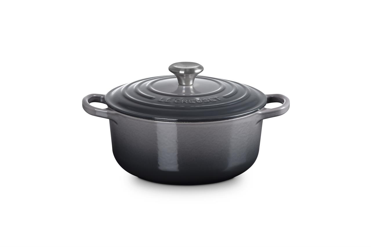 Auf dem Bild ist ein runder Bräter mit Deckel in der Farbe Flint zu sehen. Das Produkt hat zwei Griffe und einen Knauf auf dem Deckel.