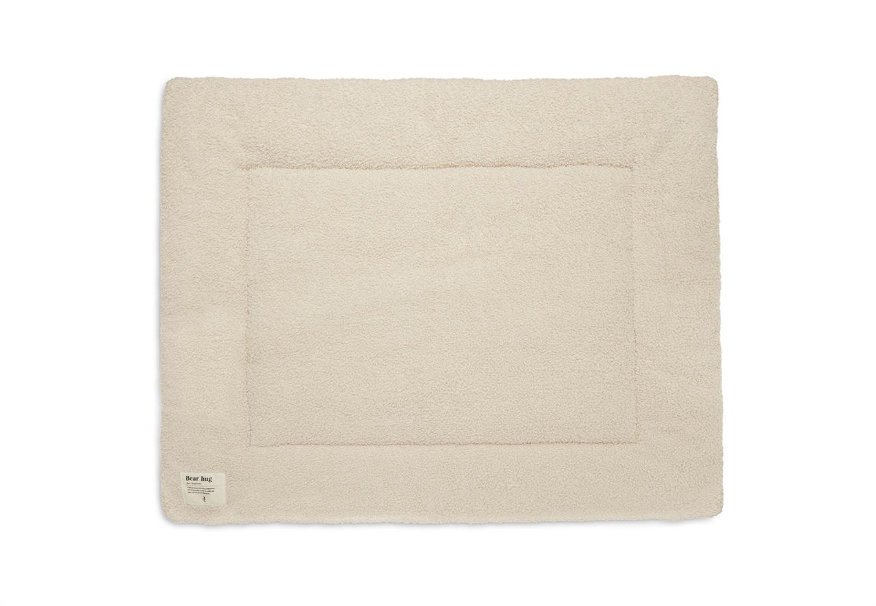 Die Abbildung zeigt eine cremefarbene Krabbeldecke mit einer Größe von 75x95 cm. Die Decke besteht aus weichem Bouclé-Stoff in der Farbe Naturel.