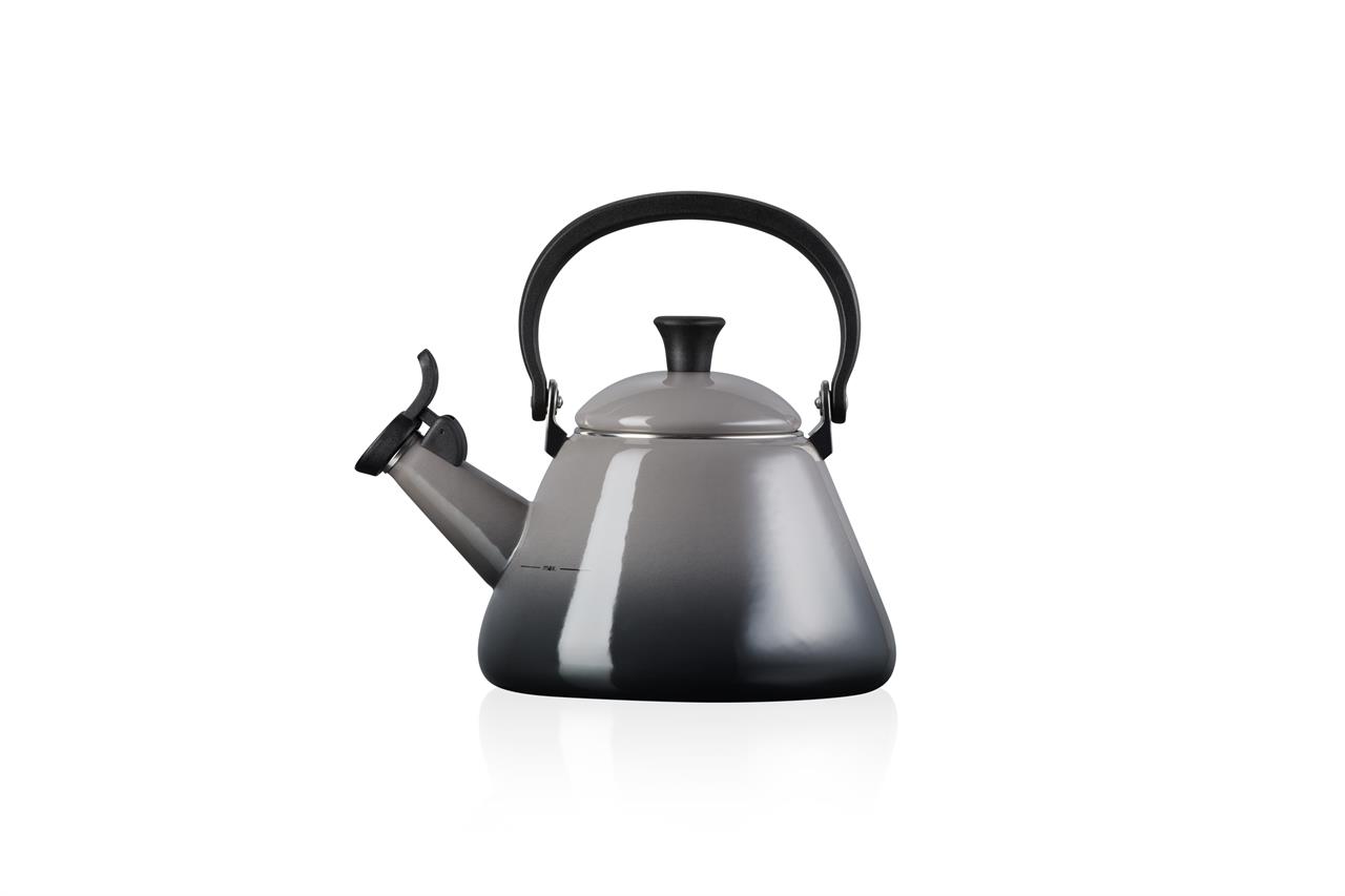 Der Wasserkessel Kone Flint ist ein stilvoller Teekessel mit einem schwarzen Griff und Deckel. Er hat ein elegantes, graues Design und eignet sich ideal zum Erhitzen von Wasser.