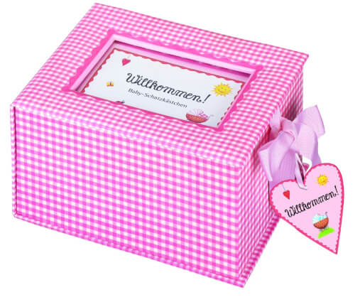 Die Box ist rosa-weiß kariert und hat eine herzförmige Anhänger mit einer Schleife. Auf dem Anhänger und auf der Karte steht "Willkommen!" geschrieben.