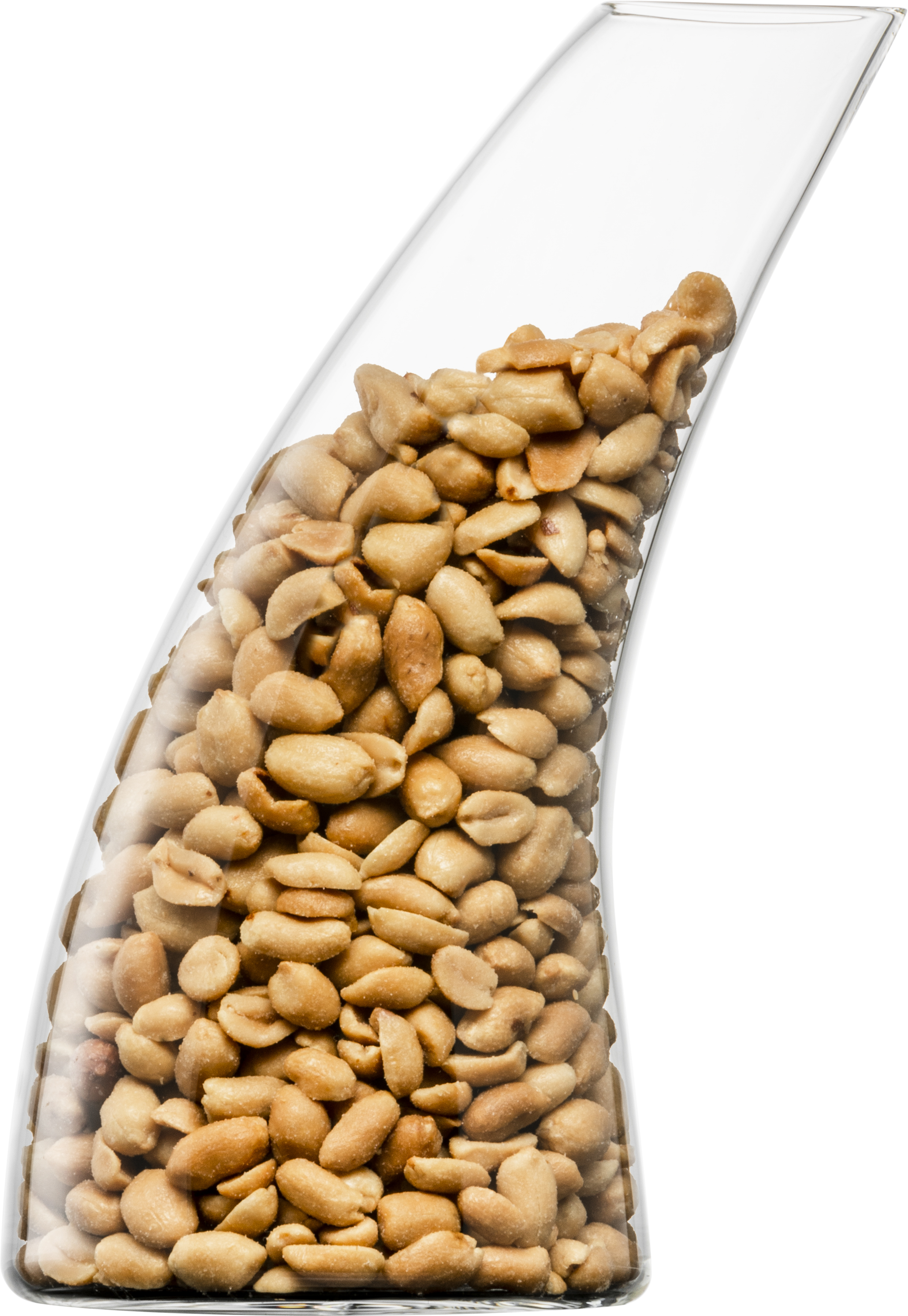 Ein Glasbehälter ist mit gerösteten Erdnüssen gefüllt. Das Glas ist schräg geformt und steht aufrecht.