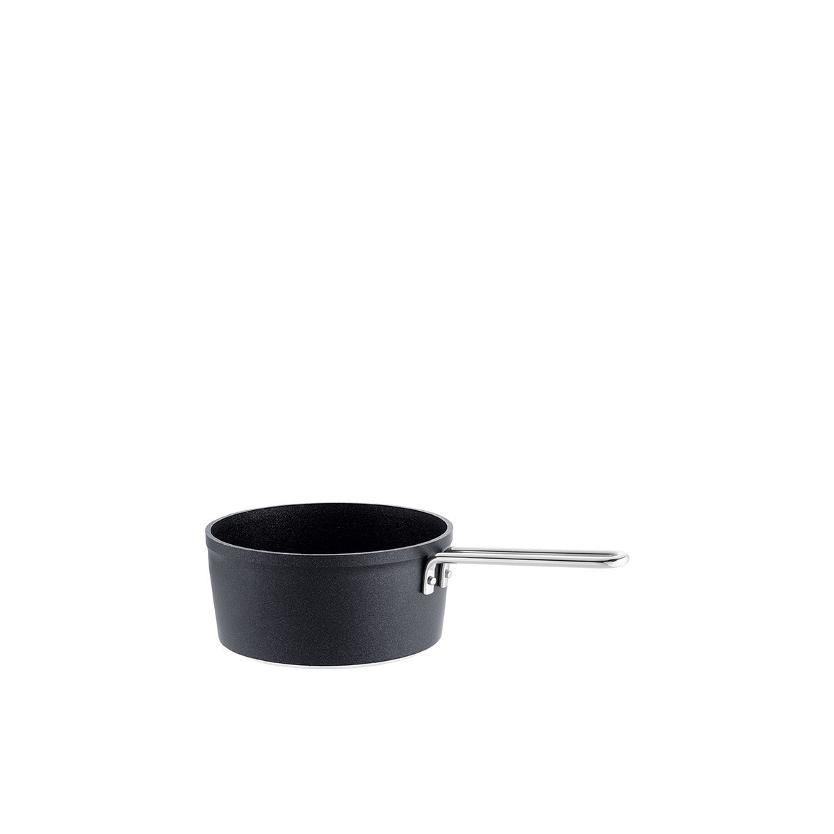 Das Bild zeigt einen mittelgroßen Soßentopf aus der Adamant Serie. Die Pfanne ist schwarz und rund.