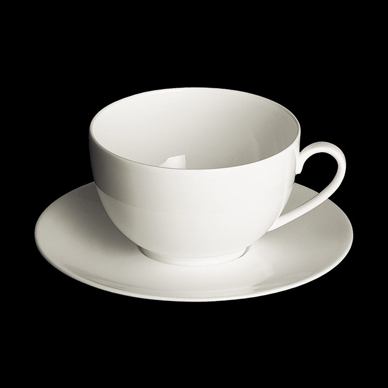 Auf dem Bild ist eine weiße Tasse mit passender Untertasse aus Fine Bone China zu sehen. Das schlichte und klassische Design wirkt elegant und zeitlos.