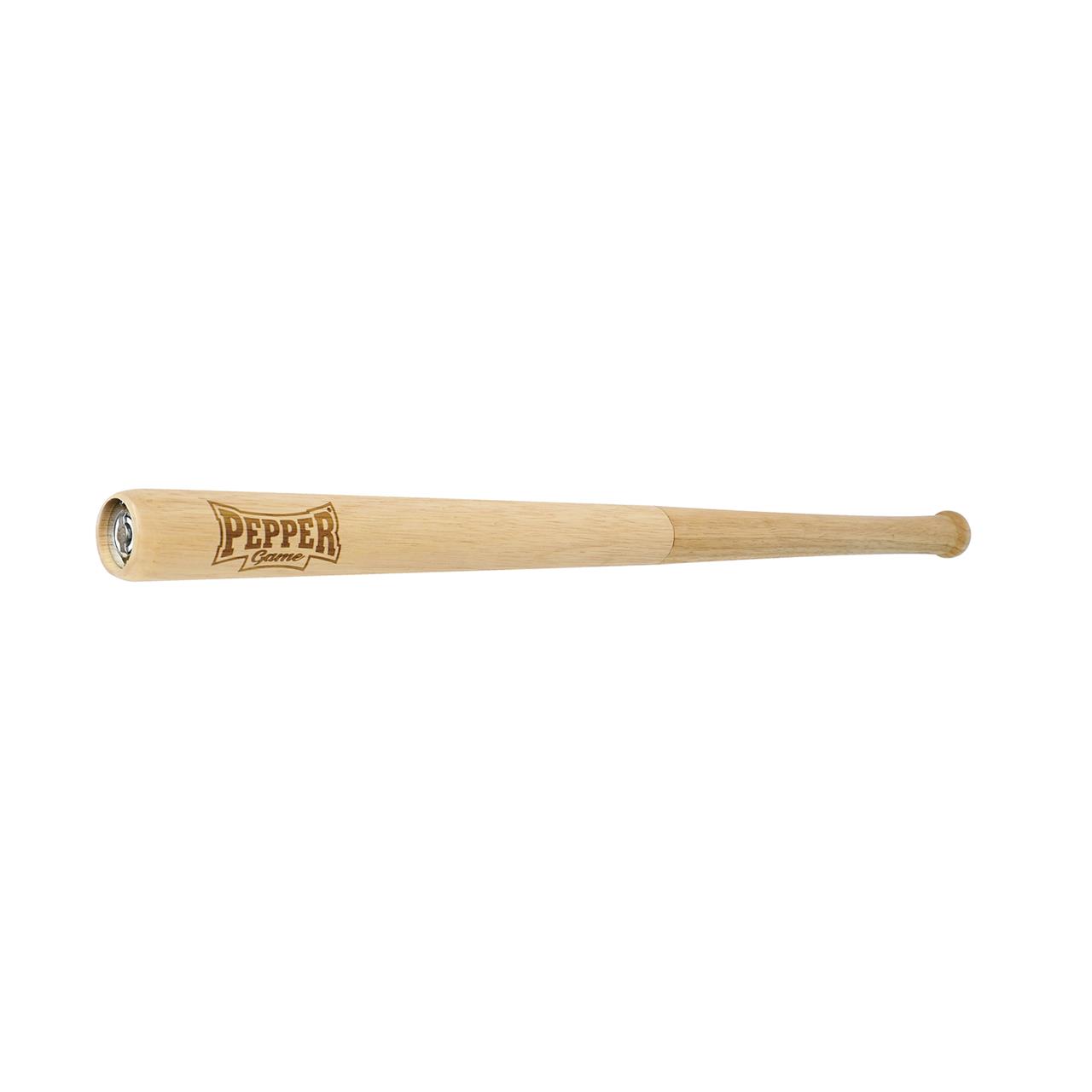 Das Bild zeigt eine Holzmühle in Form eines Baseballschlägers mit der Aufschrift "Pepper Game". Sie besteht aus hellem Holz und hat ein rundes, längliches Design.