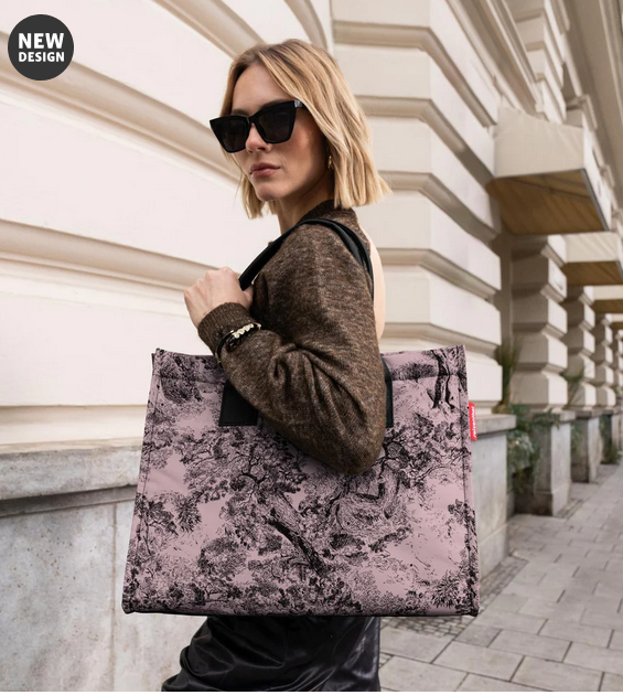 Hier ist die Daily Shopper jacquard rose Einkaufstasche zu sehen. Sie besitzt ein zartes Rosé-Muster und modernes Design.