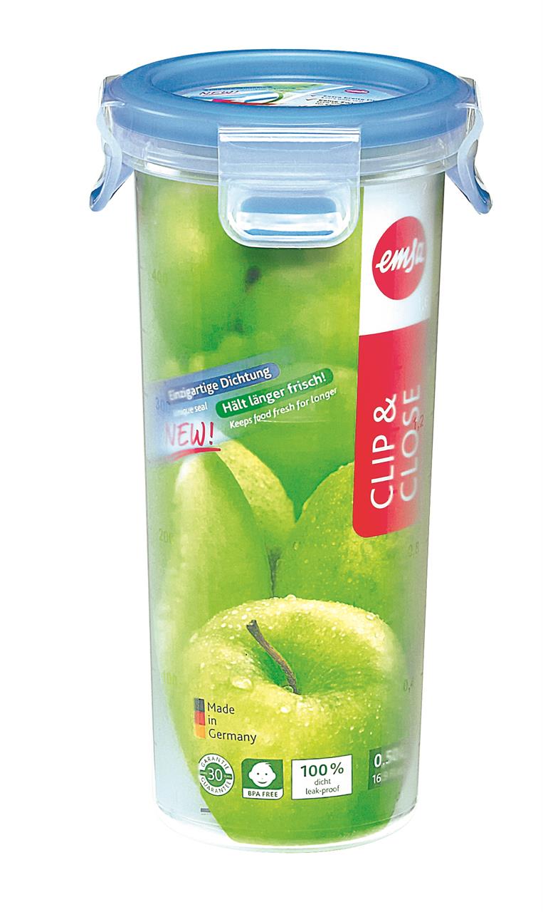 Das Bild zeigt einen transparenten Clip & Close 3D Trinkbecher mit einem blauen Deckel und grünem Apfeldesign. Auf dem Becher stehen Informationen wie "Made in Germany", "100 % dicht" und "BPA frei".