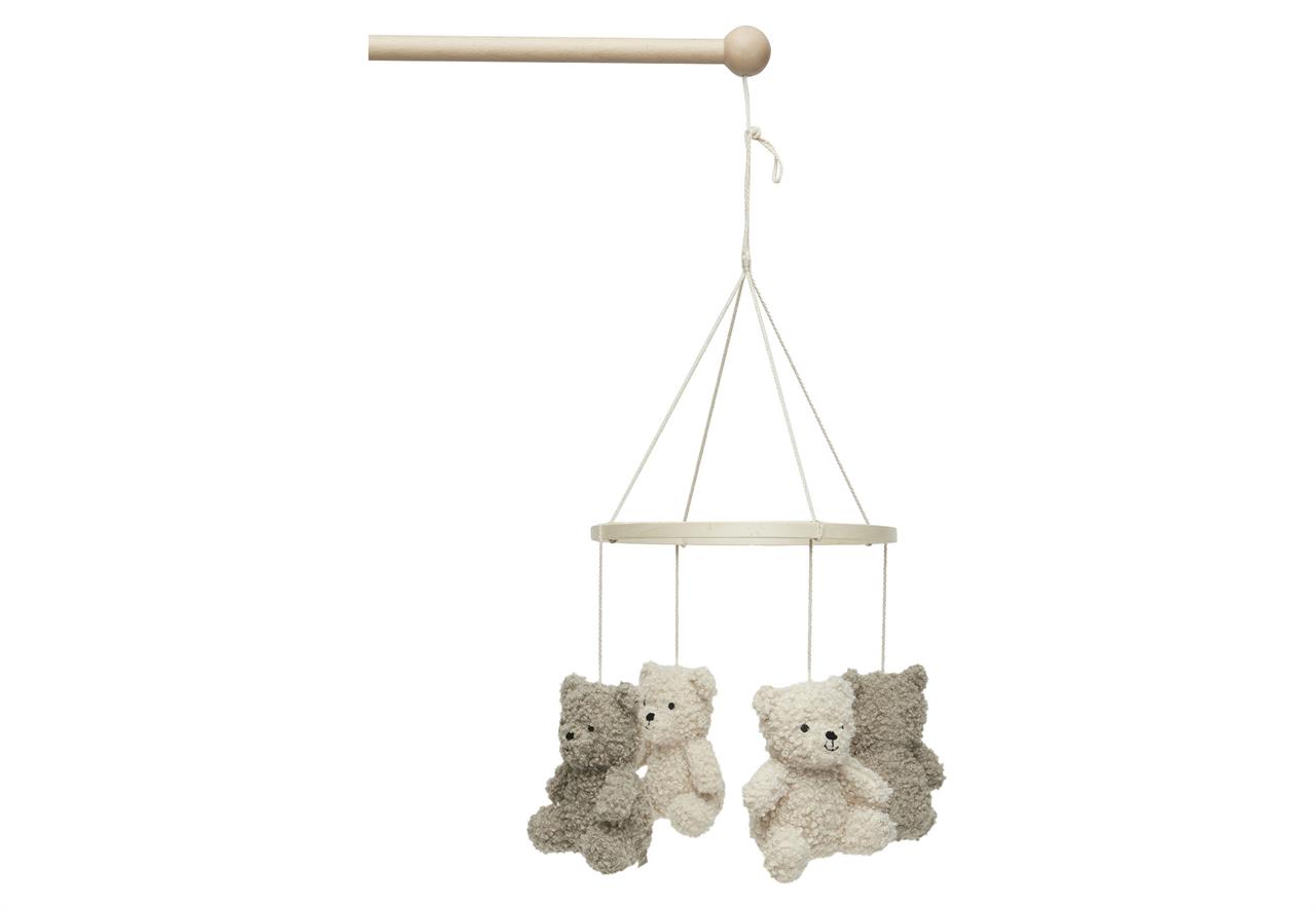 Dieses Bild zeigt ein Baby-Mobile mit kleinen Teddybären in Olivgrün und Naturfarben. Die Teddys hängen an Fäden von einem runden Holzring.