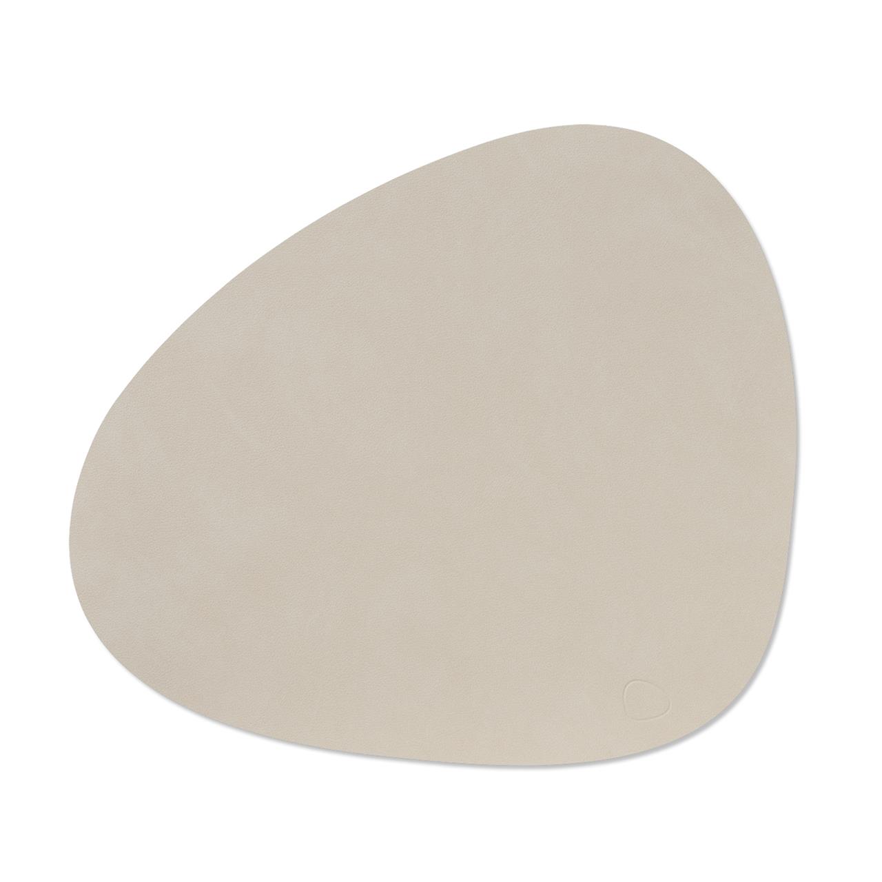 Das Bild zeigt einen Tischuntersatz in der Farbe Oyster White mit den Maßen 37x44 cm. Er hat eine organisch geschwungene, asymmetrische Form.