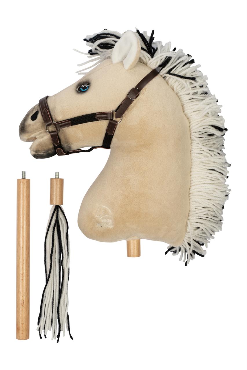 Das Bild zeigt ein Steckenpferd mit dem Namen "Hobby Horse -Premium- Norweger". Es besteht aus einem Plüschpferdekopf mit Zaumzeug, einer weiß-schwarzen Mähne und abnehmbaren Holzstäben.
