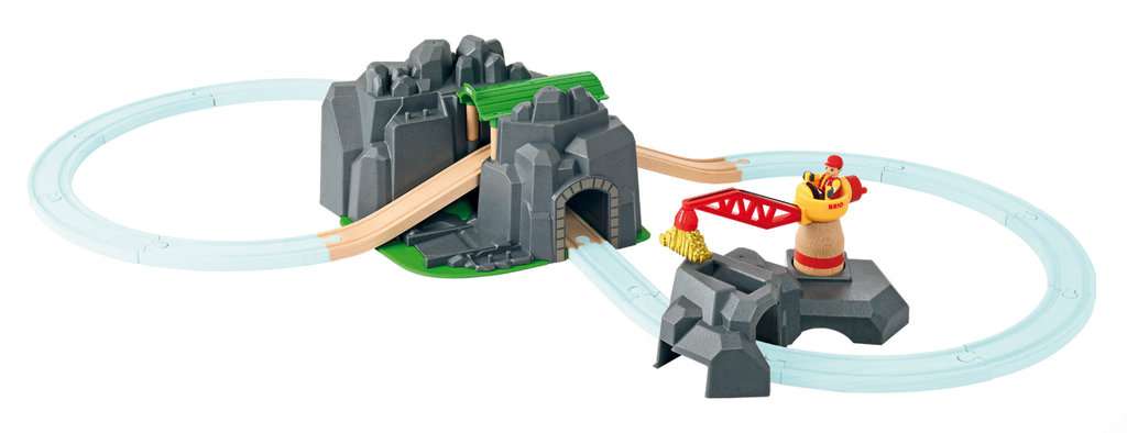 Das Bild zeigt das BRIO® World Set "Große Goldmine mit Sound-Tunnel 33889". Es besteht aus einer Berglandschaft mit Schienen, einem Tunnel und einem Kran zum Verladen.