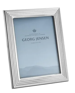 Dies ist ein Bernadotte Bilderrahmen aus Kunststoff und Edelstahl in der Größe 13x18 cm. Er hat eine spiegelnde Oberfläche und ein elegantes Design.