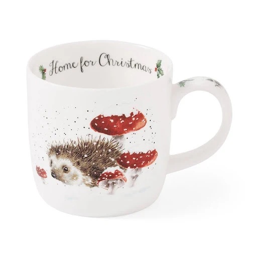 Becher mit Igel im Schnee und 'Home For Christmas' Schriftzug. Passend für heiße Getränke in der Winterzeit.