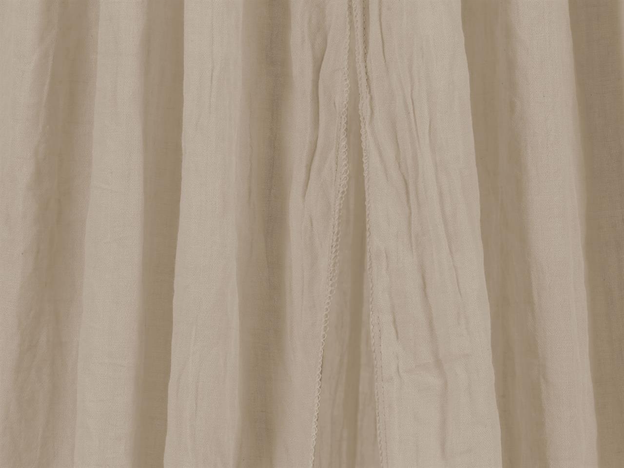 Der Stoff auf dem Bild ist ein leichter, beigefarbener Baldachin mit einer feinen Naht in der Mitte. Er wirkt natürlich und vintage und ist 245 cm lang.