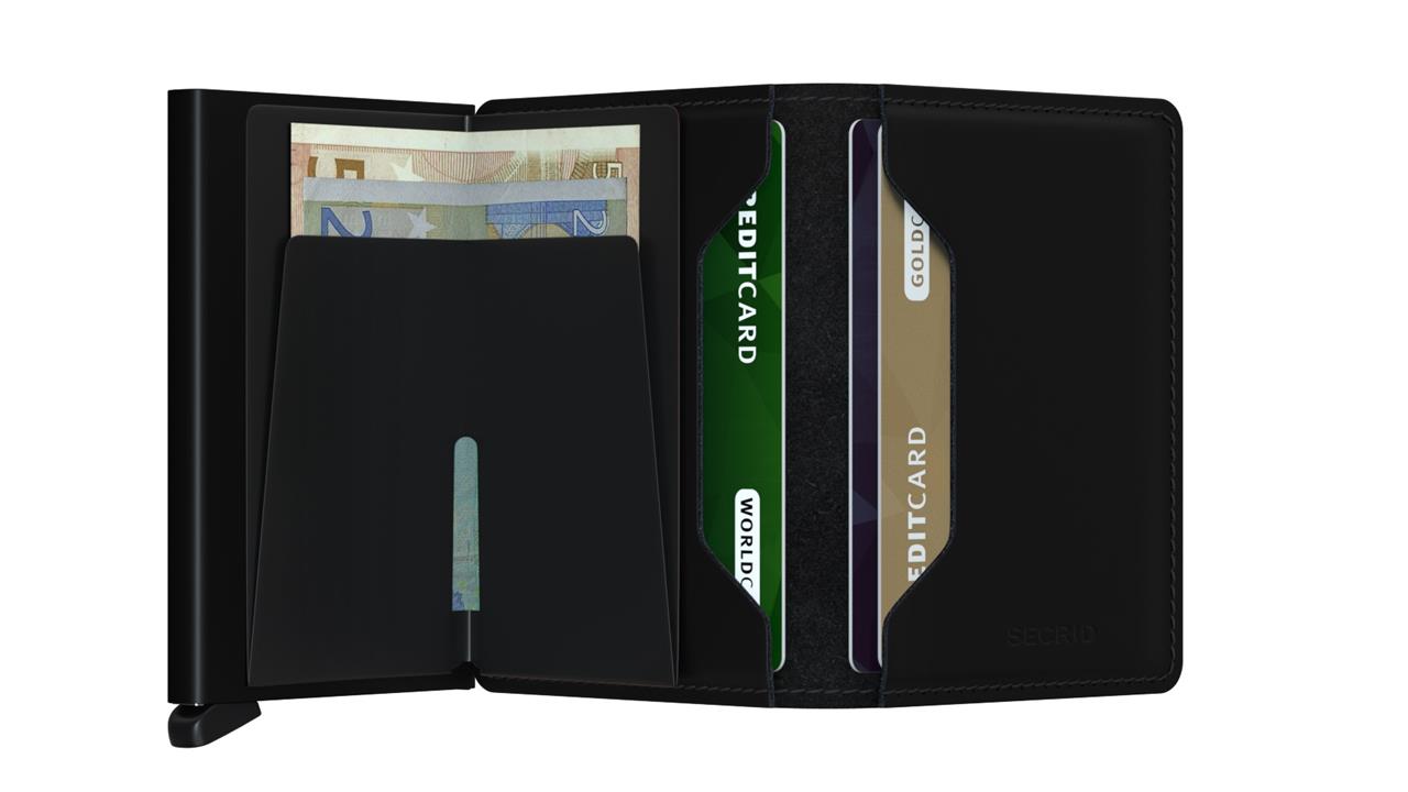 Das Bild zeigt ein geöffnetes Slimwallet Matte Black mit mehreren Karten und Geldscheinen darin. Das schlanke, schwarze Portemonnaie hat ein modernes und minimalistisches Design.