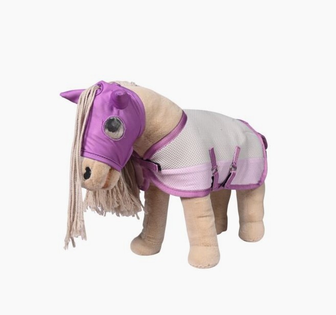 Das Bild zeigt ein Fliegenset in hellrosa Farbe. Es gehört zum Produkt Fliegenset -Cuddle Horse- 1318 hellrosa.