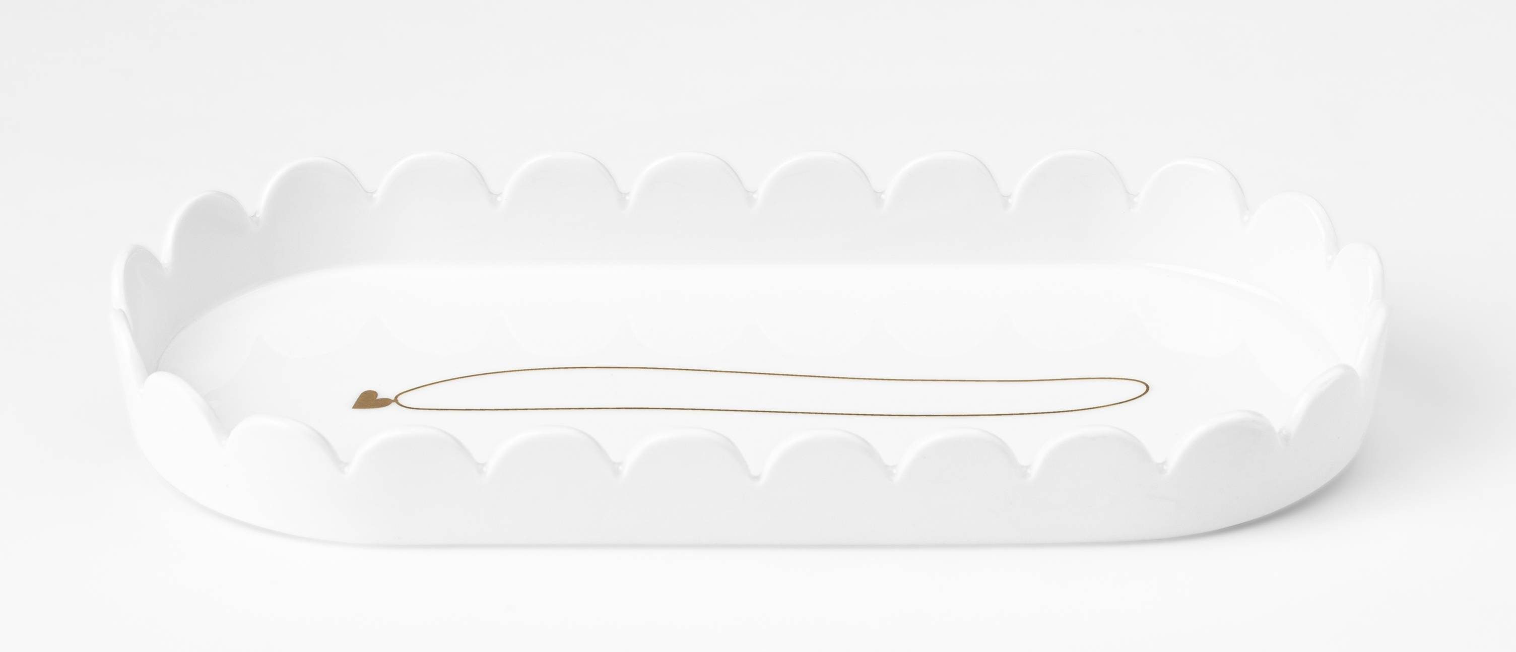 Die Schale ist weiß und hat einen gewellten Rand. In der Mitte der Schale ist eine goldene Halskette mit einem Herzanhänger abgebildet.