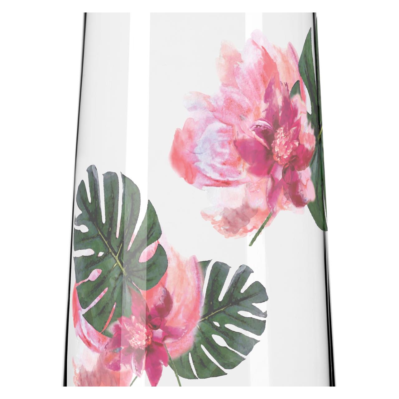 Das Bild zeigt ein Glas mit einem floralen Design. Auf dem Glas sind rosa Blumen und grüne Blätter abgebildet.