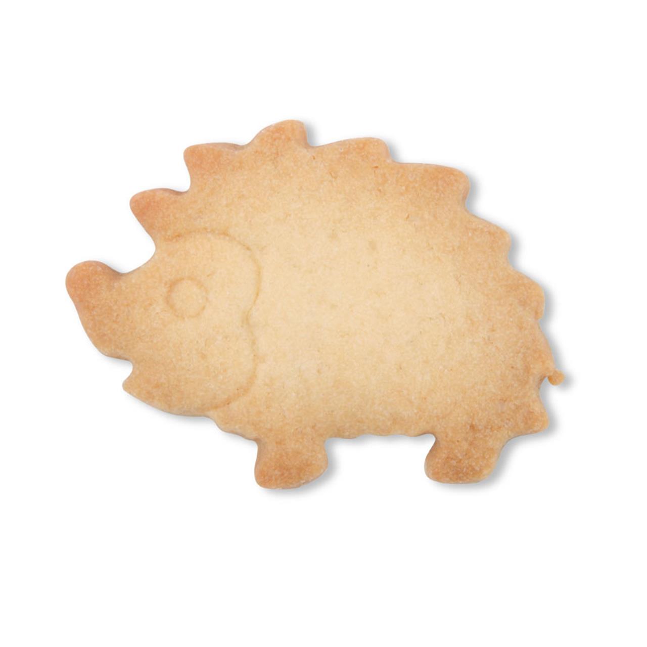 Das Bild zeigt einen Keks in Form eines Igels. Der Keks wurde mit einem Ausstecher gefertigt und ist etwa 4,5 cm groß.