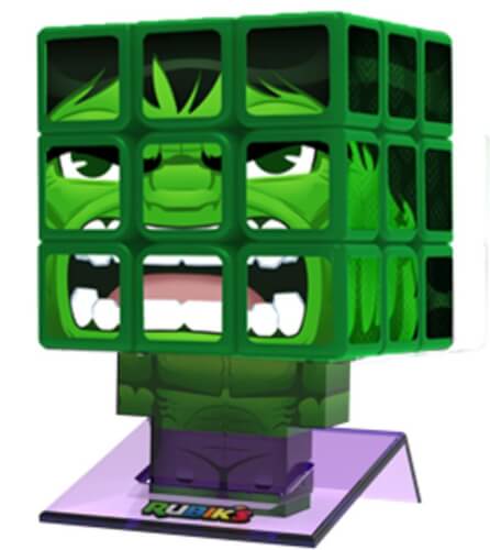 Das Bild zeigt einen Würfel, der wie das Gesicht des Hulk gestaltet ist. Er steht auf einem kleinen Sockel mit einem "Rubik's" Logo.