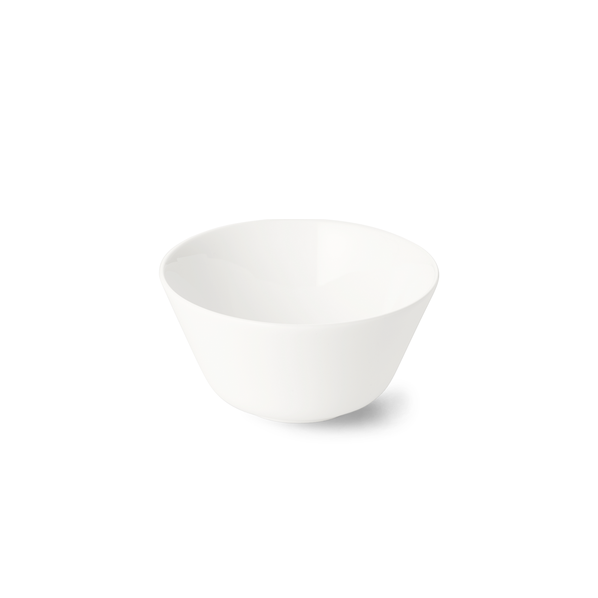 Die Abbildung zeigt eine Bol-Schale mit 0,55 Litern Fassungsvermögen und 15 cm Durchmesser aus Pure Weiß Fine Bone China. Die Schale wirkt elegant und schlicht.