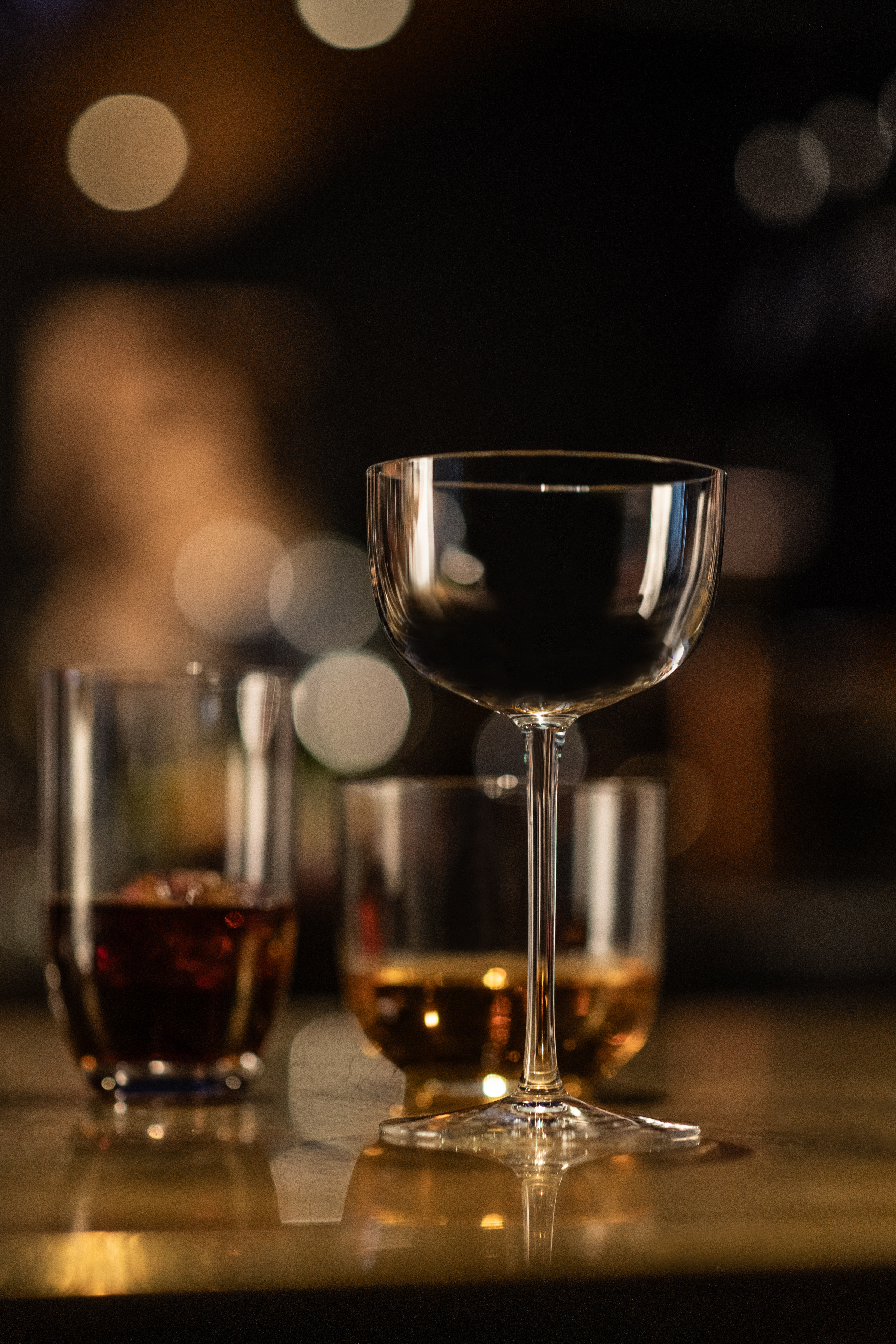 Hier ist ein einzelnes Glas aus der Tone-Kollektion abgebildet. Das Glas steht mittig im Bild.