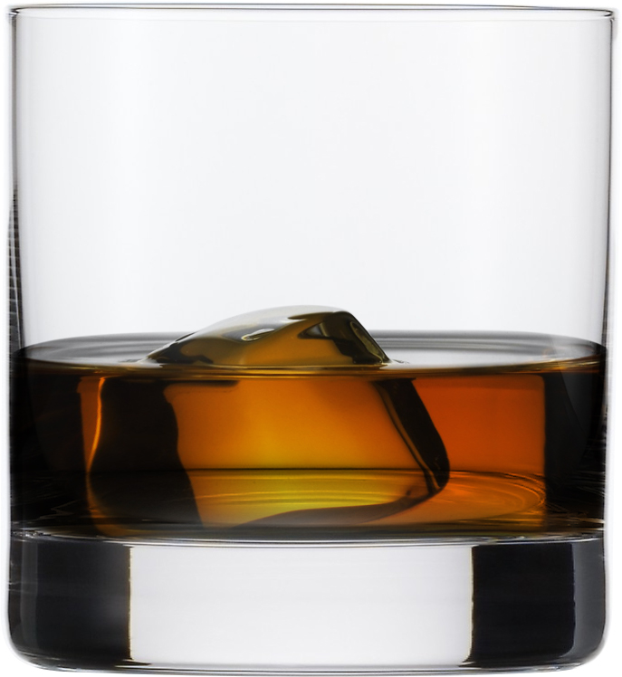 Ein Glas mit einem braunen Getränk und einem Eiswürfel ist zu sehen. Das Getränk ist etwa bis zur Hälfte des Glases gefüllt.