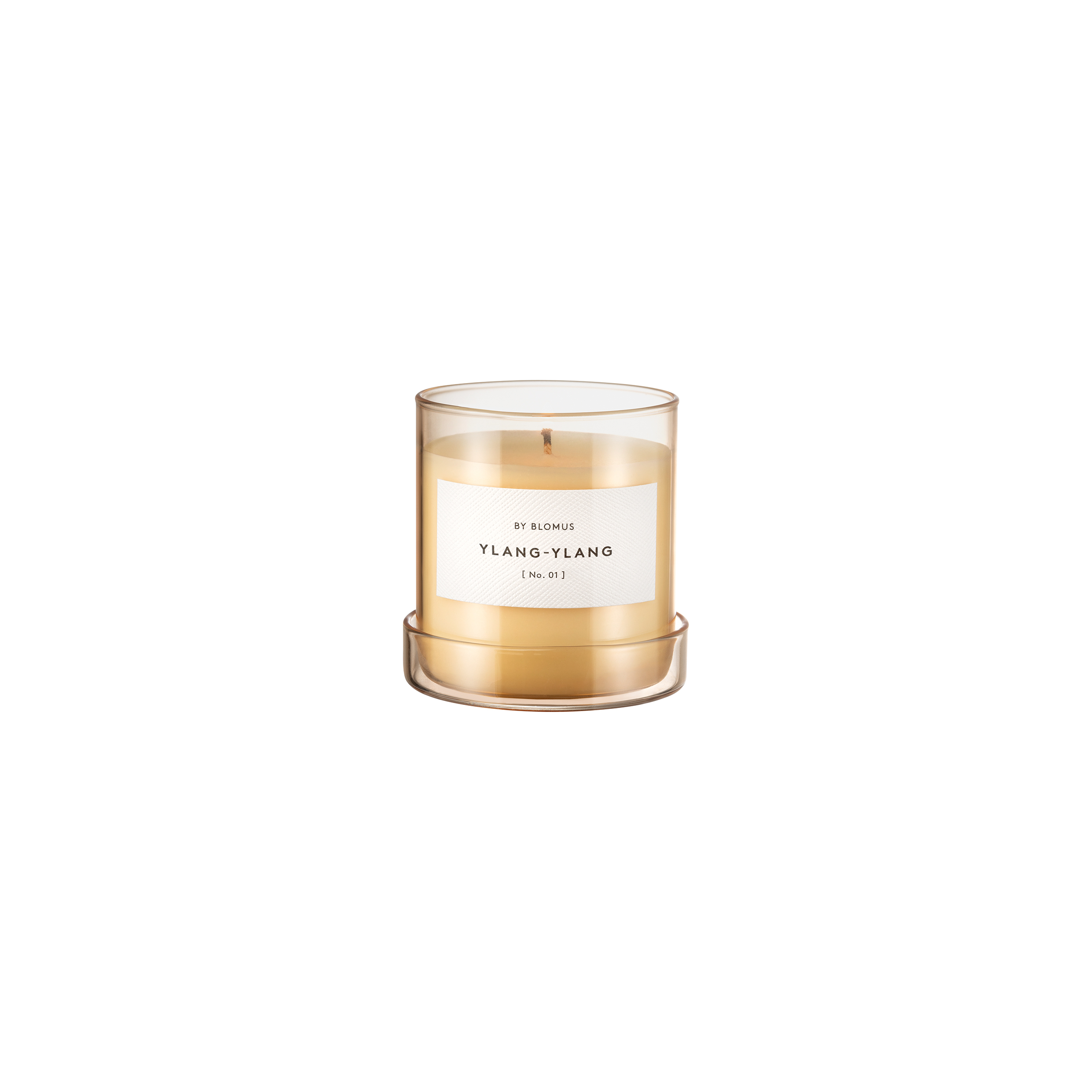 Auf dem Bild ist eine Duftkerze in einem Glasbehälter zu sehen. Das Etikett auf der Kerze trägt die Aufschrift „Ylang-Ylang“.