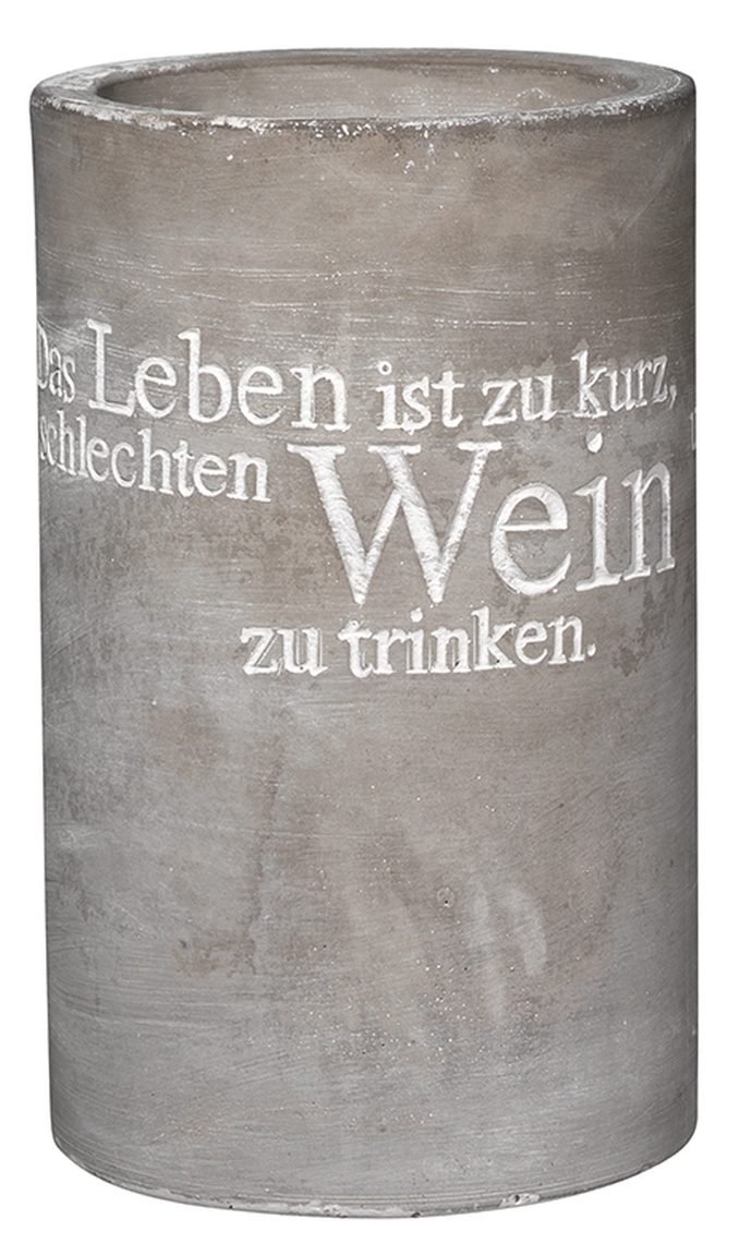 Das Bild zeigt einen Weinkühler aus Beton mit eingraviertem Text. Darauf steht: "Das Leben ist zu kurz, schlechten Wein zu trinken."