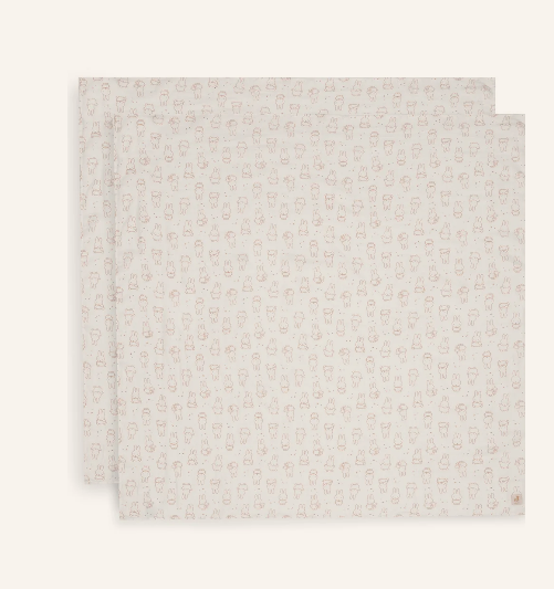 Das Bild zeigt Mullwindeln Hydrophil 115x115cm Miffy Moments - Li. Die Mullwindeln sind groß und haben ein Miffy-Motiv.