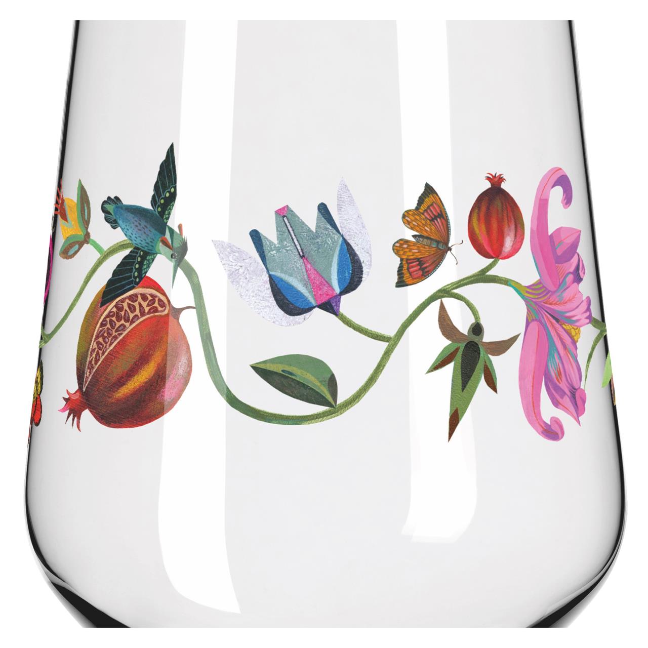 Das Bild zeigt ein Gin-Tumbler-Glas mit bunten botanischen Motiven. Auf dem Glas sind farbenfrohe Blumen, ein Vogel, ein Schmetterling und eine Frucht abgebildet.