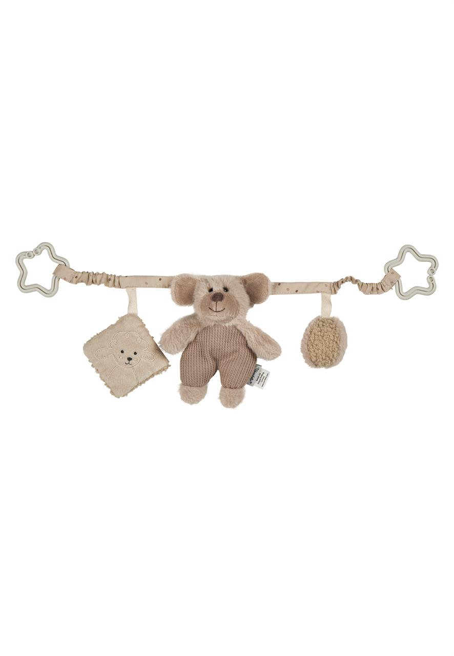 Die Kinderwagenkette Bauernhof in Beige zeigt einen süßen Stoffbären in der Mitte, begleitet von zwei weiteren weichen Anhängern. Die Kette ist mit sternförmigen Clips an beiden Enden versehen und eignet sich ideal zur Befestigung am Kinderwagen.