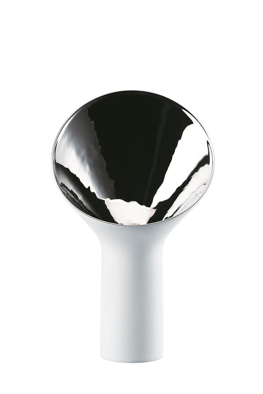 Die Vase ist 33 cm hoch und hat ein modernes Design. Sie ist weiß matt mit einer glänzenden Platin-Innenseite gestaltet.