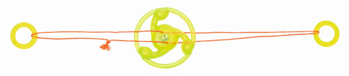 Das Bild zeigt ein einfaches Geschicklichkeitsspiel mit zwei gelben Ringen, verbunden durch eine orangefarbene Schnur und einen gelben Kreisel in der Mitte. Das Spielzeug ist gerade nebeneinander ausgebreitet.