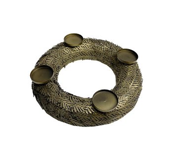 Der Kranz Castillo antik-gold hat einen Durchmesser von 40 cm und eine Höhe von 9 cm. Er bietet Platz für vier Stumpenkerzen bis zu einem Durchmesser von 7 cm.