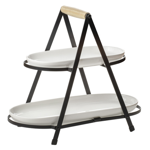 Das Bild zeigt den "Alto Serve & Share Servierturm" mit zwei Etagen. Der Servierturm besteht aus einem schwarzen Metallgestell mit Holzgriff und zwei weißen Servierplatten.