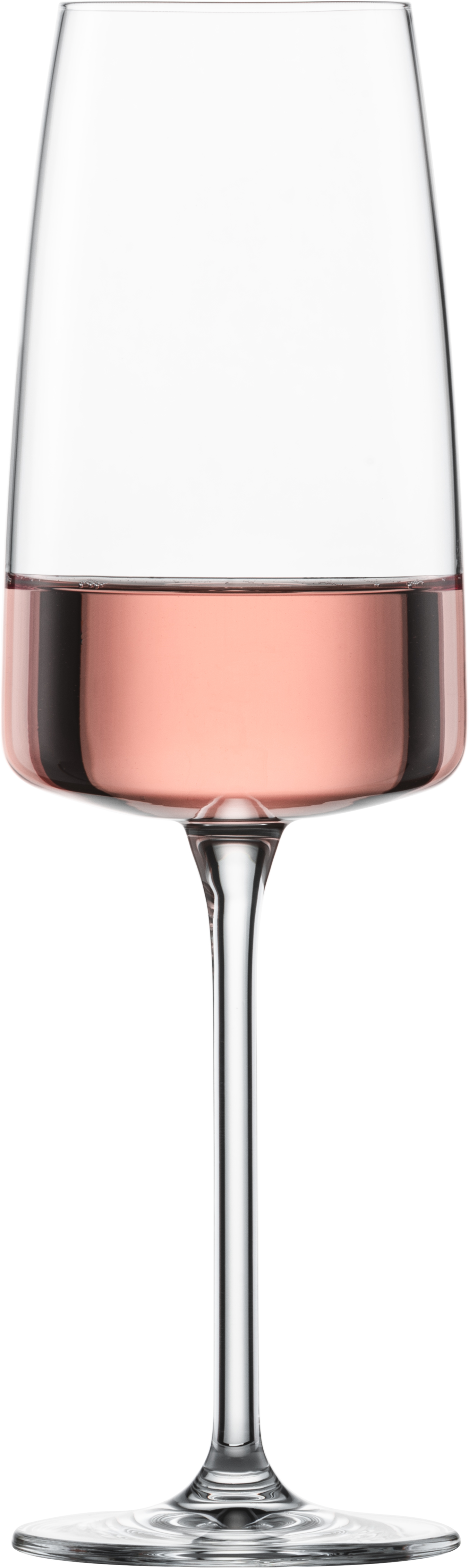 Ein Weinglas ist teilweise mit rosafarbenem Sekt gefüllt. Das Glas steht aufrecht auf einem weißen Hintergrund.