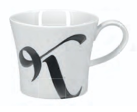 Auf dem Bild ist eine weiße Tasse mit einem großen schwarzen Buchstaben „T“ zu sehen. Die Tasse gehört zur „Becher Berlin T Alphabet Edition“.