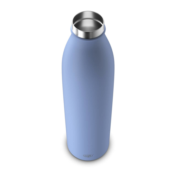 Eine hellblaue Isolierflasche ist auf dem Foto zu sehen. Das Produkt steht auf einer hellen Oberfläche.