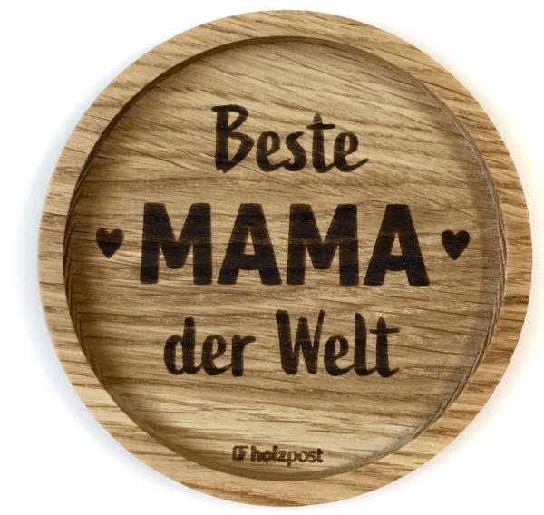 Das Bild zeigt einen Untersetzer aus Eichenholz mit der Gravur "Beste MAMA der Welt". Auf dem Untersetzer sind außerdem zwei kleine Herzen abgebildet.