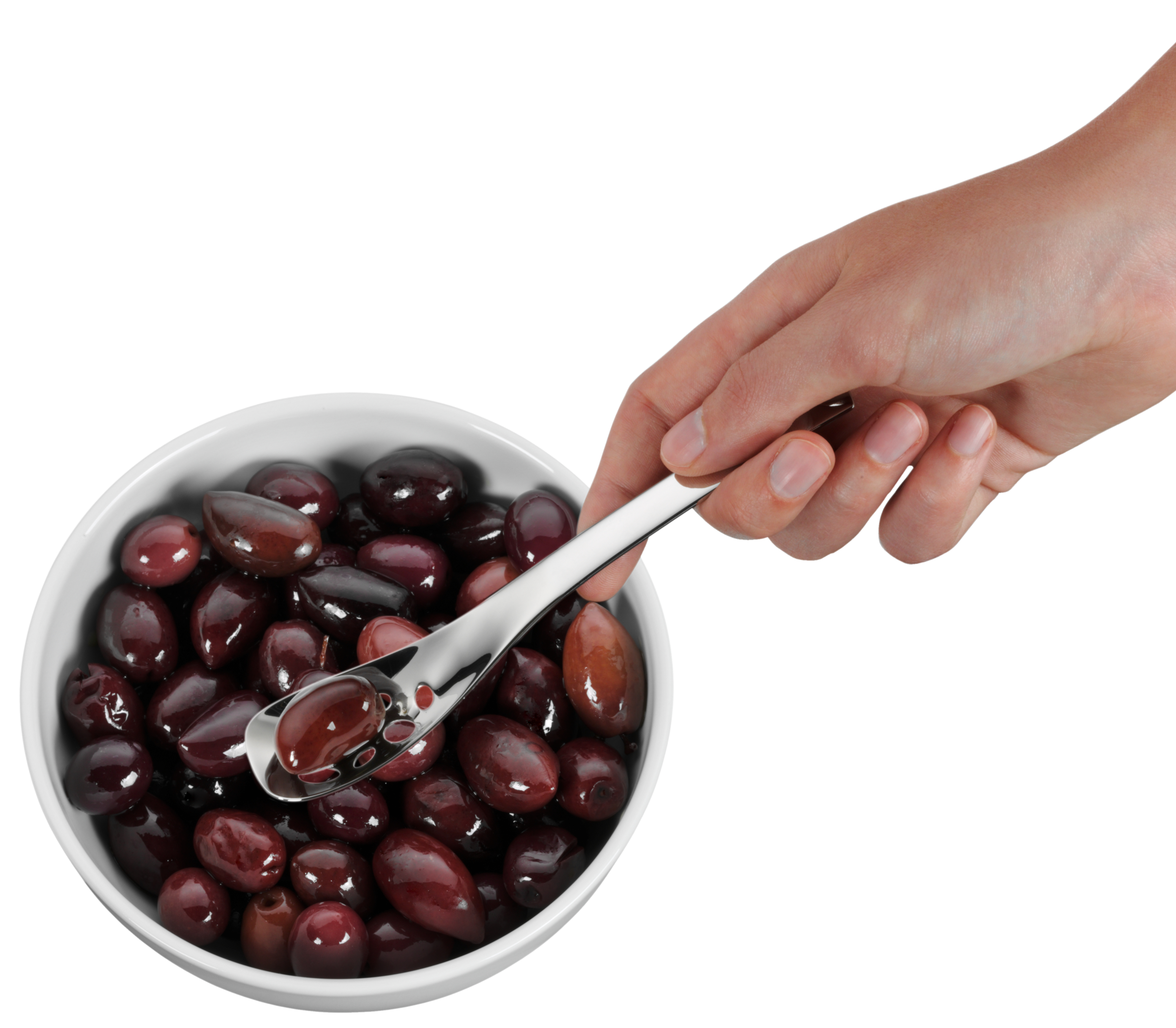 Eine Hand hält einen Löffel über eine Schüssel mit dunklen Oliven. Der Hintergrund ist weiß und die Szene wirkt sauber und ordentlich.