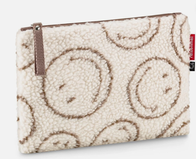 Das Bild zeigt die case 1 smiley® teddy chocolate Kosmetiktasche. Diese Kosmetiktasche hat ein Smiley-Motiv in brauner Teddyoptik.