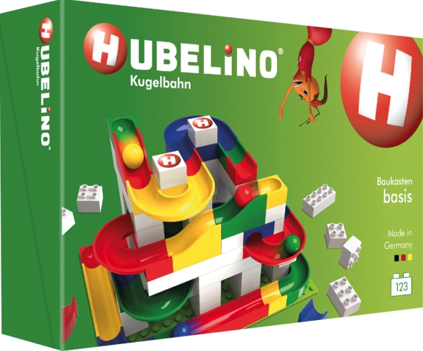 Auf dem Bild ist eine grüne Verpackung des Hubelino Kugelbahn Baukastens zu sehen. Die Verpackung zeigt eine bunte Murmelbahn aus Bausteinen und den Schriftzug "Made in Germany".