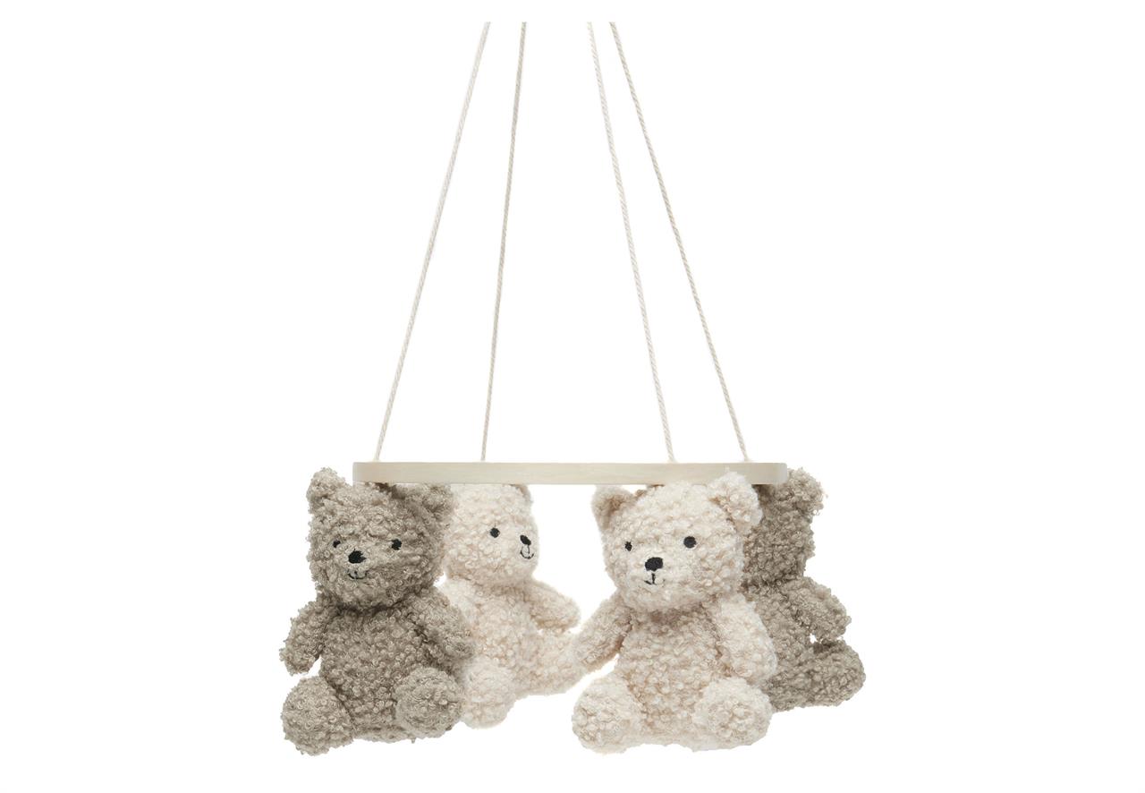 Auf dem Bild ist ein Baby-Mobile mit vier kuscheligen Teddybären in Olivgrün und Naturfarben zu sehen. Die Teddybären hängen an Kordeln von einer Holzstange und sind weich und freundlich gestaltet.