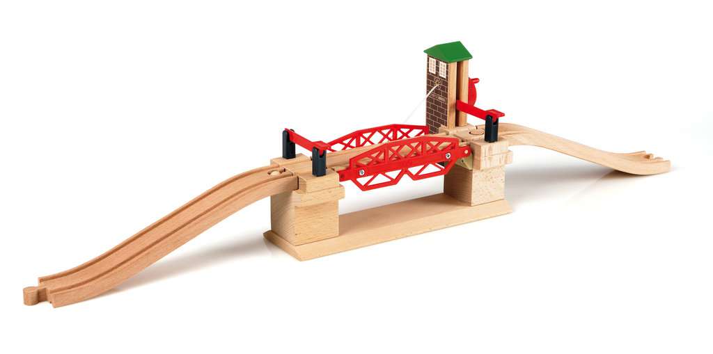 Das Bild zeigt die BRIO® Hebebrücke 33757 aus Holz. Die Brücke hat einen roten Mittelteil und eine kleine grüne Hütte an der Seite.