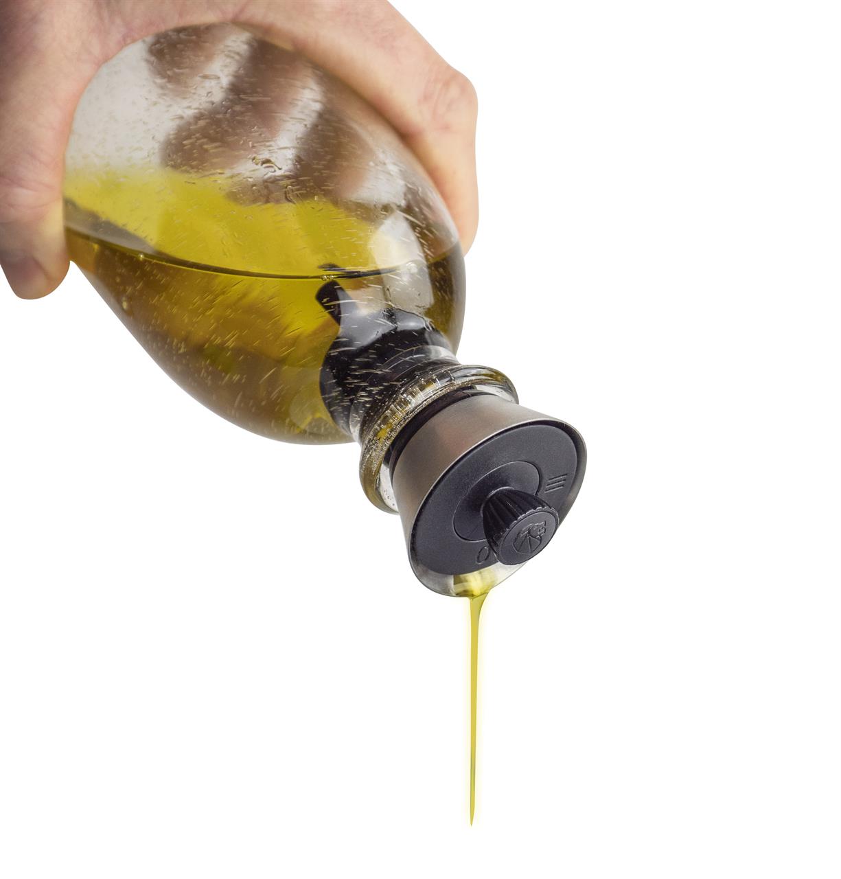 Eine Hand hält eine Flasche mit dem Öl- und Essigausgießer „Ciro“. Ausgießer ermöglicht ein präzises und tropffreies Ausgießen von Öl.