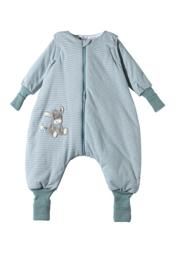 Der Strampelanzug ist hellblau mit feinen Streifen und hat lange Ärmel und Beine. Auf der linken Seite ist ein süßes Esel-Motiv aufgenäht.